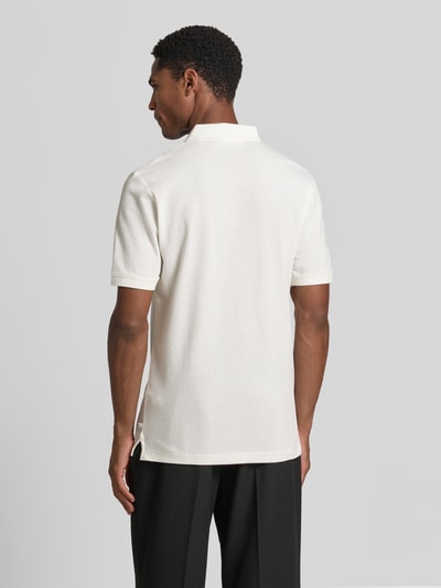 Männermodel trägt weißes Regular-Fit Poloshirt aus Baumwoll-Mix von s.Oliver RED LABEL, glatte Textur, Ganzkörperansicht Rückansicht.