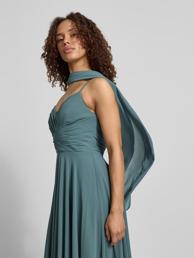 Modelka kobieca nosi Abendkleid mit Drapierungen und V-Ausschnitt od Mascara, kolor zielononiebieski, krój slim fit, drapowania, dekolt V, długość tylna 128 cm w rozmiarze 36, szerokość w rozmiarze 36: 32 cm, zdjęcie z przodu, zbliżenie na górną część ciała