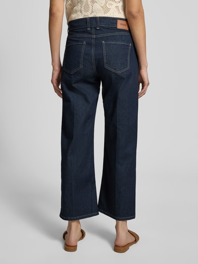 Frauenmodel trägt Jeans in verkürzter Passform Modell 'Laia' von Angels, dunkelblau, Baumwoll-Mix, sichtbare Nähte, Ganzkörperansicht Rückansicht.