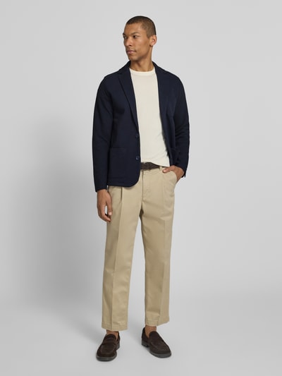 Męski model nosi Slim Fit Sakko mit Reverskragen Modell 'Lentini' od CINQUE, bawełniana mieszanka, krój slim fit, granat, przód pełnej sylwetki. Długość pleców w rozmiarze M: 71 cm, szerokość ramion w rozmiarze M: 24 cm, długość rękawa w rozmiarze M: 66 cm, kieszenie naszywane, zapięcie na guziki.