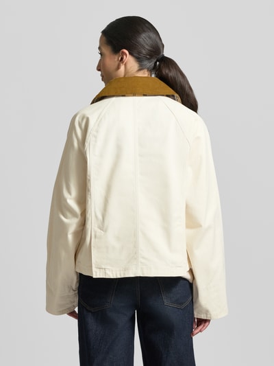 Frauenmodel trägt Regular Fit Parka aus reiner Baumwolle von Barbour, efekt: jednolity kolor, krój regular fit, wykładany kołnierz, listwa z zatrzaskami, aplikacja z wyhaftowanym logo, rękawy: długi rękaw, kieszenie z patką, kieszeń wewnętrzna, materiał: bawełna, ganzkörperansicht rückansicht