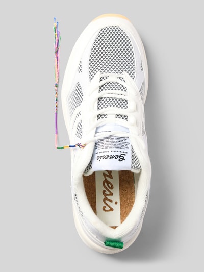 Produktfoto, Herren Sneaker mit Logo-Detail und Mesh in Weiß, abgerundete Passform, Modell 'G-Eco' von Genesis, Absatzhöhe 6 cm, Schafthöhe 7 cm, Schaftweite 8 cm, farbige Details auf grauem Hintergrund