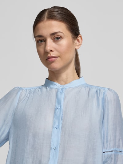 Frauenmodel trägt Regular Fit Bluse mit 3/4-Arm von More & More, Lyocell-Mix, Rundhalsausschnitt, Nahaufnahme Oberkörper.