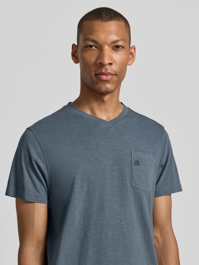 Männermodel trägt Regular Fit T-Shirt mit V-Ausschnitt von Lerros aus Reine Baumwolle mit Brusttasche und Logo-Stitching, Nahaufnahme Oberkörper.