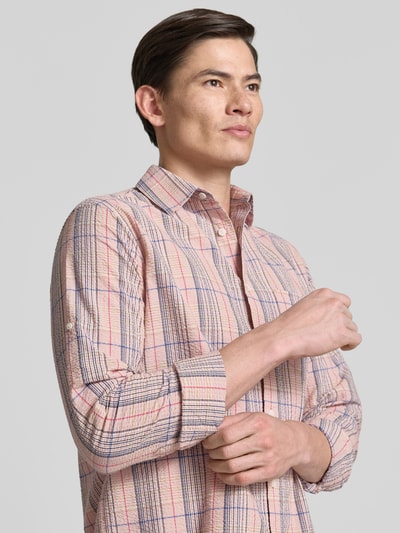 Männermodel trägt Relaxed Fit Freizeithemd aus reiner Baumwolle von Armedangels in Mehrfarbig, Optik: Gitterkaro, Langarm, Nahaufnahme Oberkörper.
