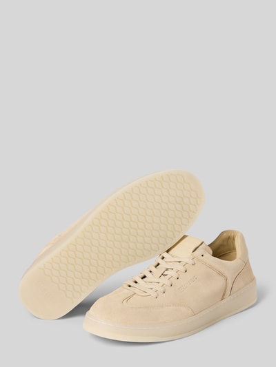 Produktfoto, Sneaker aus echtem Leder mit Logo-Prägung Modell 'Farrell' von Blauer USA, beiger Farbton, abgerundete Passform, Schnürverschluss, profilierte Sohle, Absatzhöhe 3 cm, Schafthöhe 7 cm, Schaftweite 12 cm, strukturierte Oberfläche, dezente Nähte.