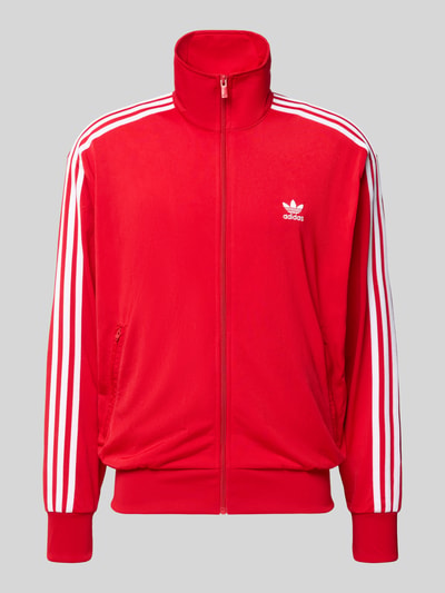 Produktfoto, Sweatjacke mit Stehkragen von adidas Originals w intensywnej czerwieni, białe paski, materiał ze stretchem, regular fit, widoczne detale produktu.