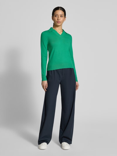 Vrouwenmodel draagt Regular Fit Longsleeve uit viscosemix met polokraag van Christian Berg Woman, groen, tailleert, striklook, full body voorkant