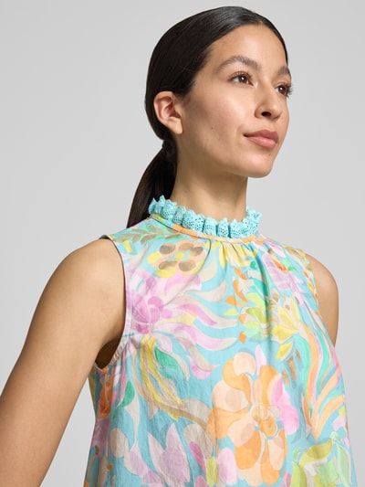 Frauenmodel trägt Blusentop im Allover-Look mit Spitze von Emily Van den Bergh aus Reine Baumwolle, Regular-Fit, Stehkragen, Nahaufnahme Oberkörper.