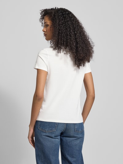 Frauenmodel trägt Regular Fit T-Shirt aus reiner Baumwolle von Tom Tailor Denim, Optik: Unifarben, Kurzarm, Ganzkörperansicht Rückansicht.