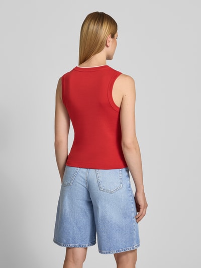 Frauenmodel trägt Tanktop aus Baumwolle mit Rundhalsausschnitt von JAKE*S STUDIO WOMAN, in Rot, Regular-Fit, Rückenlänge 57 cm, Ganzkörperansicht Rückansicht.
