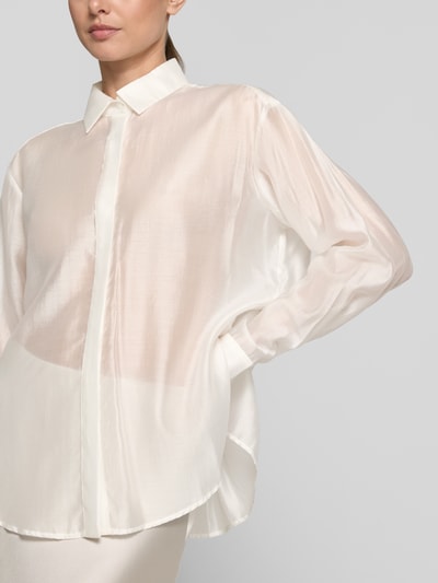 Frauenmodel trägt Regular Fit Bluse aus Lyocell-Mix in semitransparentem Design von Jake*s Cocktail, Hemdblusenkragen, verdeckte Knopfleiste, Rückenlänge 66 cm bei Größe 36, Ganzkörperansicht von vorne.