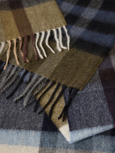 Produktfoto, Schal aus Kaschmir mit Gitterkaro und Fransen von SALMONE, braun-blau kariert, rechteckig, weiche Textur, Nahaufnahme, Allover-Look