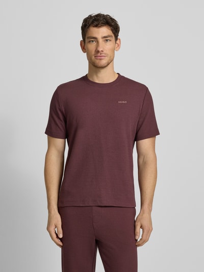 Männermodel trägt Regular Fit T-Shirt aus Baumwoll-Mix Modell 'AUSTIN' von HUGO, Waffel-Struktur, unifarben, Label-Schriftzug, Ganzkörperansicht von vorne.