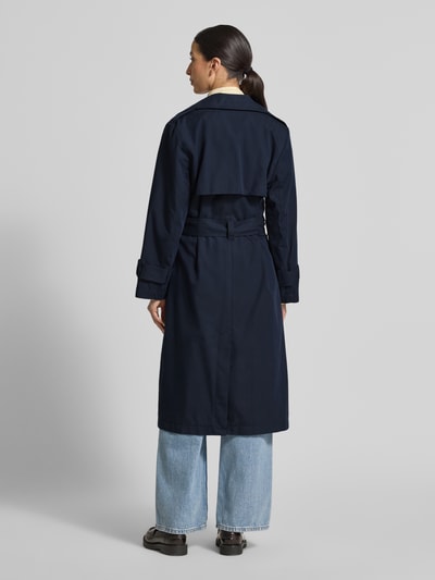 Frauenmodel trägt Regular Fit Trenchcoat aus Baumwoll-Lyocell-Mix von s.Oliver RED LABEL in Optik: Unifarben, Ganzkörperansicht Rückansicht.
