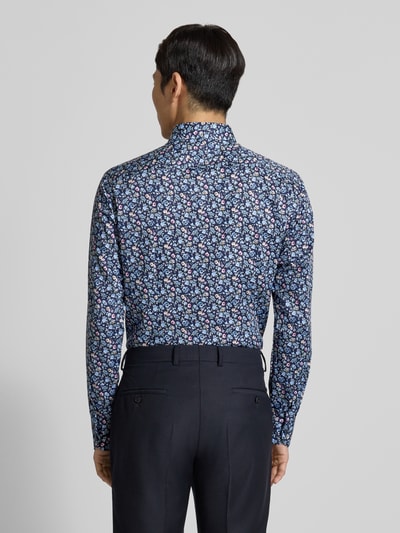 Männermodel trägt Regular Fit Businesshemd aus Baumwolle mit Kentkragen von OLYMP, dunkles florales Muster, Ganzkörperansicht Rückansicht. Rückenlänge 80 cm, Schulterbreite 47 cm, Ärmellänge 65 cm bei Größe 40.