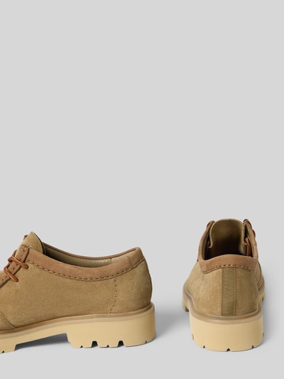Produktfoto, Bootsschuhe aus beschichtetem Leder Modell 'Cleyhill' von Clarks in Beige mit profilierter Sohle und abgerundeter Form, Rückansicht