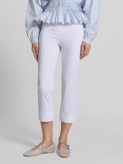 Kobiece model prezentuje Caprihose aus Viskose-Mix Modell 'Ina' od STEHMANN, jasny kolor, drapowania, krój slim fit, Szerokość w rozmiarze 36: 38 cm, długość nogawki wewnętrznej 59 cm, z przodu, ujęcie całej sylwetki