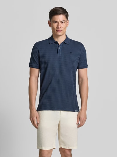 Männermodel trägt Slim Fit Poloshirt mit Logo-Stitching von Lerros in Dunkelblau, elastischer Baumwoll-Mix, Ganzkörperansicht von vorne