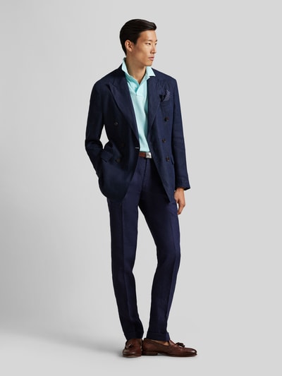 Männermodel trägt Regular Fit Poloshirt aus reiner Baumwolle von Polo Ralph Lauren in Uni-Optik, Piqué-Textur, Ganzkörperansicht von vorne.