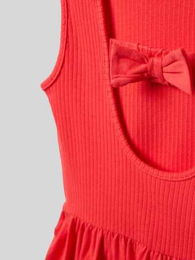 Mädchen trägt Regular Fit Freizeitkleid aus Baumwoll-Mix von s.Oliver RED LABEL, Optik: Unifarben, Applikation: Schleife, Materialverarbeitung: Ripp, Jersey, Detailaufnahme.