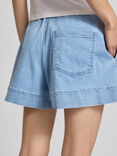 Frauenmodel trägt Wide Leg Jeansshorts aus Baumwoll-Mix Modell 'BILLO' von Pieces mit Denim-Optik, Gesäßtasche, Beinabschluss Tunnelzug, Nahaufnahme Rückansicht.