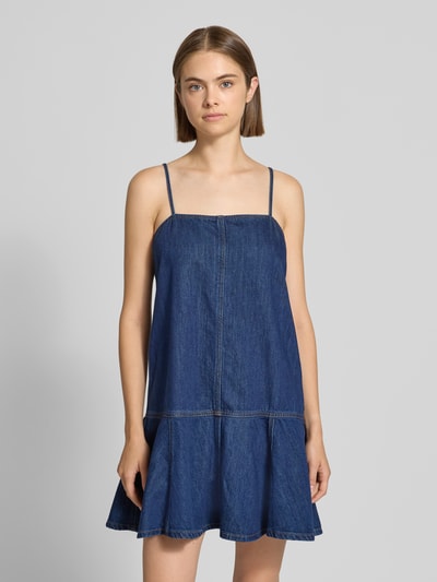 Frauenmodel trägt Relaxed Fit Freizeitkleid aus Baumwoll-Mix von Marc O'Polo DENIM in Dunkelblau, strukturierte Oberfläche, Ganzkörperansicht von vorne.