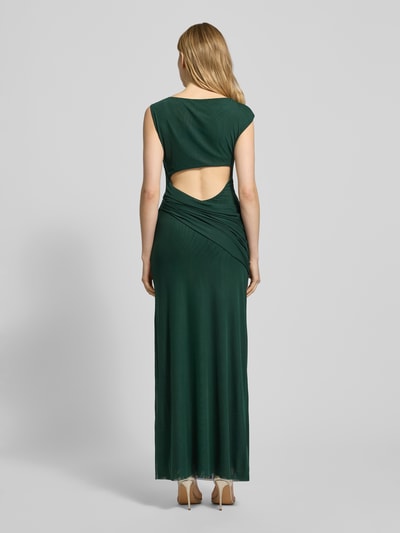 Frauenmodel trägt Abendkleid mit Knotendetail Modell 'Karina' von Forever New aus grünem Material-Mix mit Stretch-Anteil, Maxikleid, Rückenansicht Ganzkörperansicht.