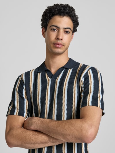 Männermodel trägt Slim Fit Poloshirt mit V-Ausschnitt Modell 'AMOS' von Blend, gestreifte Baumwolle, Nahaufnahme Oberkörper.