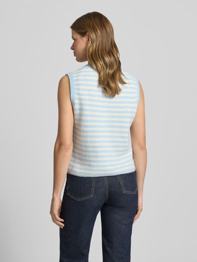 Frauenmodel trägt Regular Fit Strickweste mit Woll-Anteil Modell 'MALOU' von Pieces, Optik:Allover-Muster, gestreift, Materialverarbeitung: Rippstrick, Ganzkörperansicht Rückansicht.
