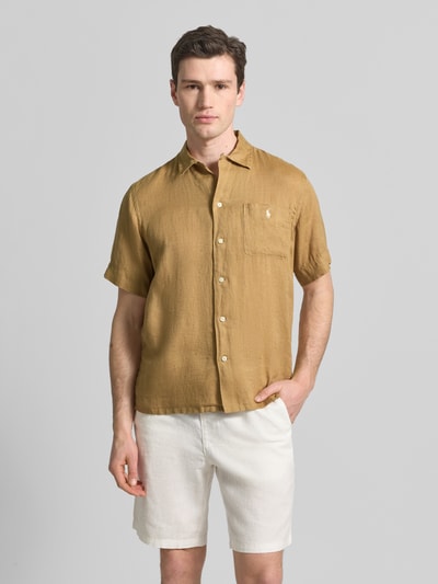 Männermodel trägt Regular Fit Freizeithemd aus reinem Leinen von Polo Ralph Lauren in Unifarben mit Logo-Stitching, Ganzkörperansicht von vorne