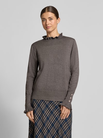 Vrouwenmodel draagt Strickpullover mit Stehkragen und Rüschen Modell 'Katie' van FREE/QUENT, regular fit, knopen aan de mouw, grijs, voorkant bovenlichaam.