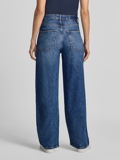 Vrouwenmodel draagt Straight Fit jeans uit puur lyocell van Liu Jo White, All-over strass-steentjes, 5-pocketmodel, knoop- en ritssluiting, blauwe denimstructuur, bandwijdte maat 27: 38 cm, binnenbeenlengte maat 27: 80 cm, volledig lichaam van achteren