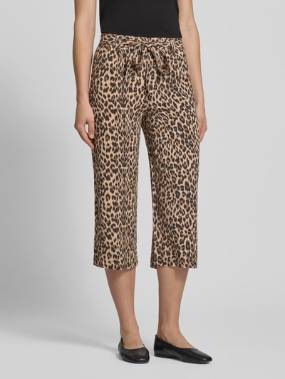 Frauenmodel trägt Regular Fit Culotte aus reiner Viskose Modell 'NOVA' von Only, Optik: Allover-Muster, verkürzt, Bundabschluss elastisch, reine Viskose, Ganzkörperansicht von vorne.