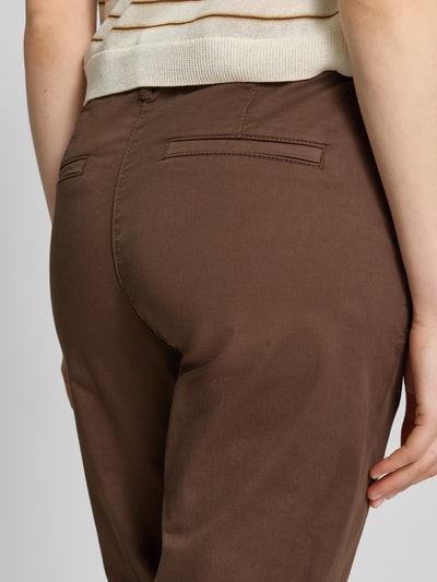 Frauenmodel trägt Straight Fit Chino in verkürzter Passform von MAC, brauner elastischer Baumwoll-Mix, Detailaufnahme Rückansicht.