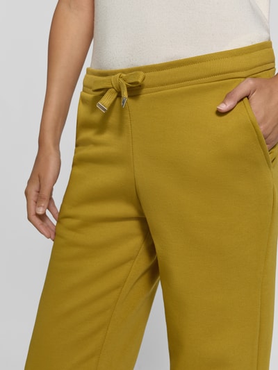Kobiece modelka nosi spodnie dresowe Straight Fit Sweatpants mit elastischem Bund von Christian Berg Woman, mieszanka bawełny, Tunel, zbliżenie na górną część ciała.
