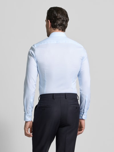 Männermodel trägt Super Slim Fit Business-Hemd mit Kentkragen von OLYMP No. Six aus Baumwoll-Elasthan-Mix in Hellblau, Ganzkörperansicht Rückansicht. Rückenlänge 80 cm, Schulterbreite 41 cm, Ärmellänge 67 cm, durchgehende Knopfleiste, Langarm mit Sportmanschetten.