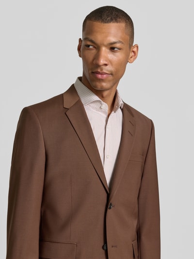 Männermodel trägt Sakko mit Woll-Anteil und Label-Patch Modell 'Jamie' von Tiger Of Sweden, Material-Mix in Braun, Nahaufnahme Oberkörper. Regular-Fit, Reverskragen, Knopfverschluss, Brustleistentasche, Pattentaschen, Rückenlänge 71 cm, Schulterbreite 41 cm, Ärmellänge 65 cm bei Größe 50.