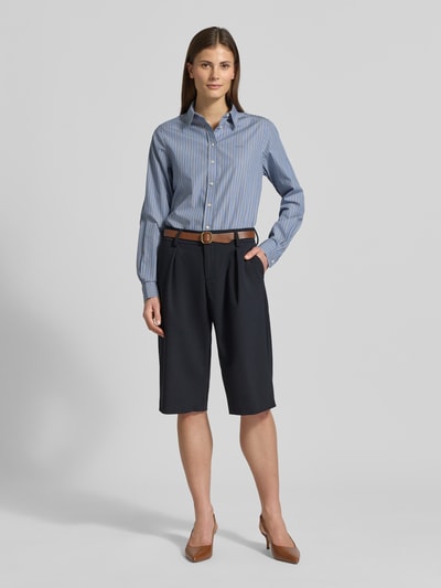 Kobiece modelka nosi Loose Fit Bermudy z zapięciem na guzik Model 'MILLA' od BRAX, mieszanka materiałów z dodatkiem żywej wełny, boczne i tylne kieszenie, kolor granatowy; szerokość w rozmiarze 36: 41 cm, długość wewnętrzna nogawki: 36 cm, widok całej sylwetki z przodu.