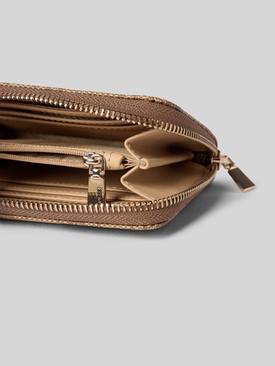 Produktfoto, Portemonnaie mit Logo-Muster Modell 'LAUREL II' von Guess in Braun mit Hauptfach, Reißverschluss und Label-Applikation.