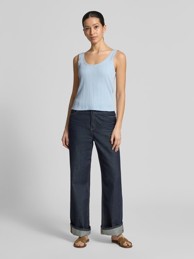 Frauenmodel trägt Tanktop mit tiefem Rundhalsausschnitt von JAKE*S STUDIO WOMAN in Hellblau aus reiner Baumwolle, körpernaher Schnitt, Ganzkörperansicht von vorne.