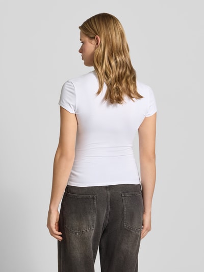 Vrouwenmodel draagt T-shirt met Stitching en ronde hals van REVIEW, mix van katoen en elastaan, slim fit, ruglengte maat S 51 cm, Ganzkörperansicht Rückansicht.