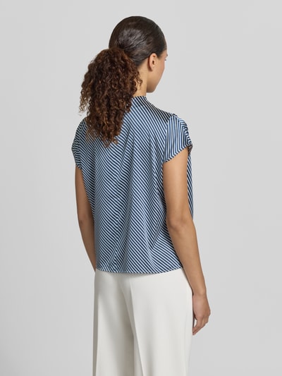 Frauenmodel trägt Regular Fit Bluse mit Drapierungen von Zero, blau-weiß gestreift, Stehkragen, Material-Mix mit Stretch, Ganzkörperansicht Rückansicht.