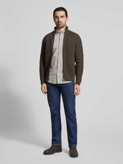 Männermodel trägt Regular Fit Freizeithemd aus Baumwoll-Mix Modell 'LOMOND' von Barbour, Optik:Allover-Muster, kariert, Ganzkörperansicht von vorne.