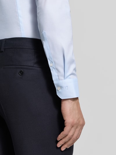 Männermodel trägt Super Slim Fit Business-Hemd mit Kentkragen von OLYMP No. Six, Baumwoll-Elasthan-Mix, Detailaufnahme Unterarm und Sportmanschetten.