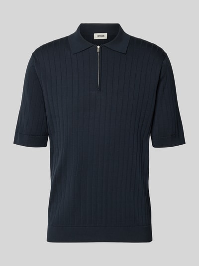 Produktfoto, Regular Fit Poloshirt mit kurzem Reißverschluss von Drykorn in Dunkelblau, reine Baumwolle, feine Rippstruktur, Modell 'NIIVAN'.