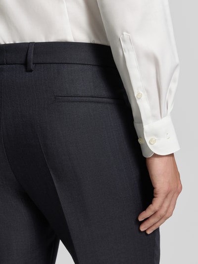 Männermodel trägt Regular Fit Anzughose aus reiner Schurwolle Modell 'Tomeo' von Strellson in Dunkelgrau, Nahaufnahme Rückansicht, Herren Anzughose von Strellson.