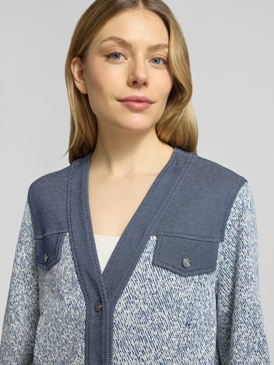 Frauenmodel trägt Cardigan aus Viskose-Mix mit V-Ausschnitt von Marc Cain, blau-weiße Muster, Knopfverschluss, Regular-Fit, Nahaufnahme Oberkörper