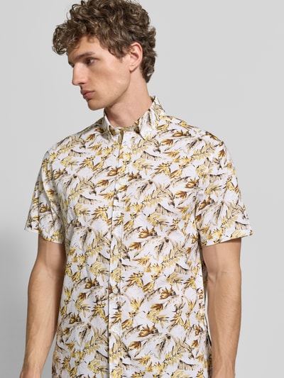 Männermodel trägt Regular Fit Freizeithemd mit Button-Down-Kragen von bugatti, Allover-Look, Reine Baumwolle, Nahaufnahme Oberkörper