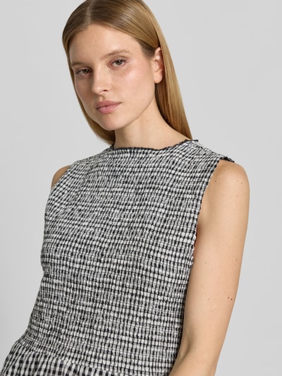 Frauenmodel trägt Midikleid mit Smok-Details und Eingrifftaschen von 7578268, Reine Baumwolle, A-Linie, Rundhalsausschnitt, Nahaufnahme Oberkörper.